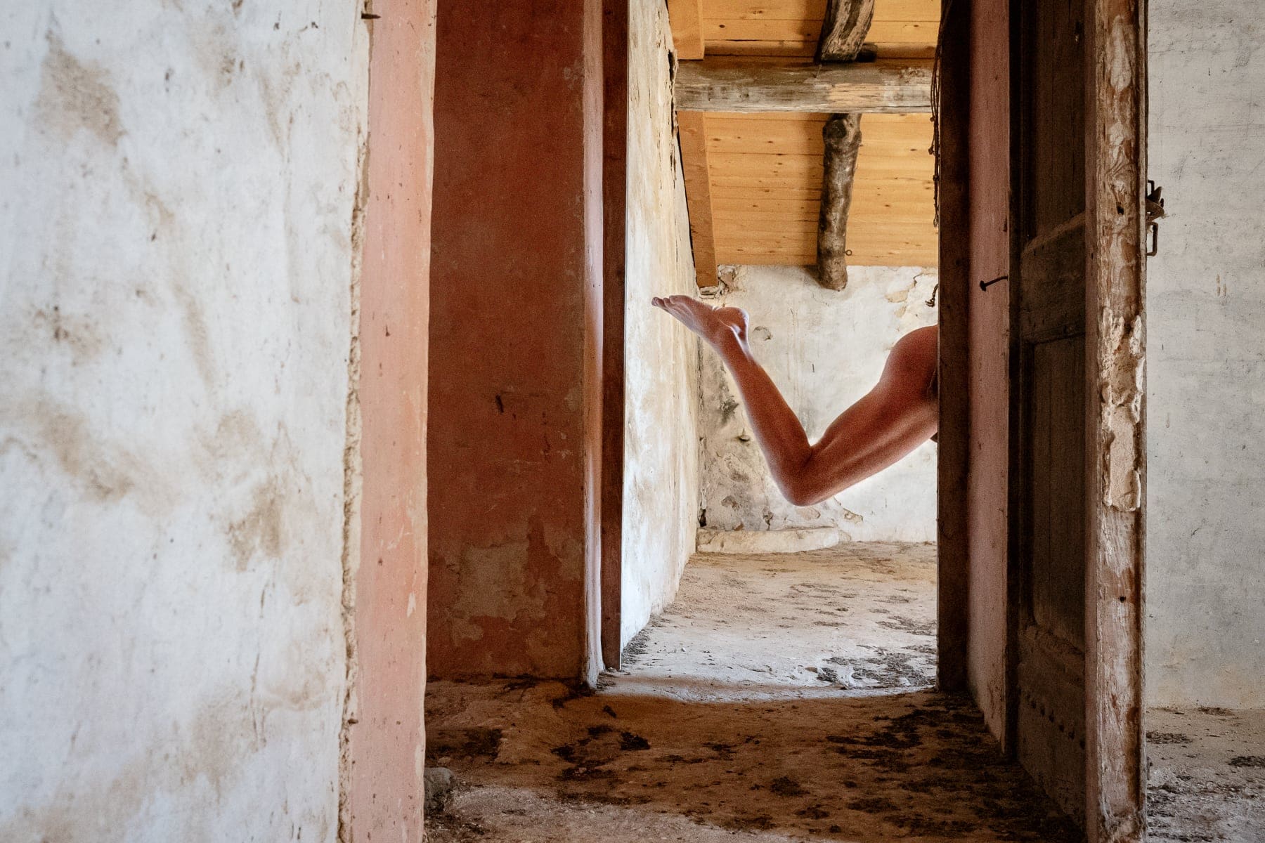 Homme, Maison abandonnée, Nu